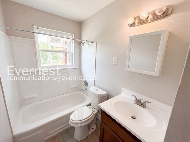 Building Photo - 1000 4th Ave W