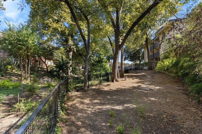 Building Photo - 3012 Mahanna Springs Dr