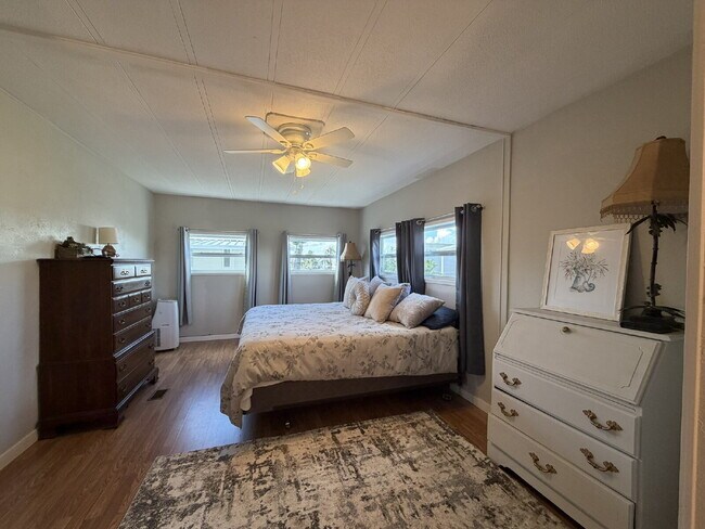 Building Photo - "Charming 2-Bed, 2-Bath Mobile Home Retreat in Harbor Cove!"