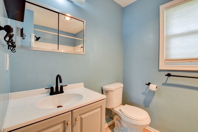 Building Photo - 609 Birch Dr