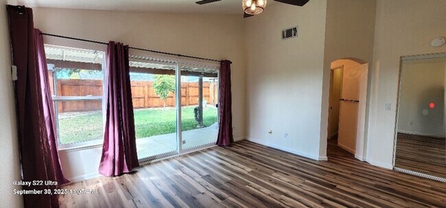 Building Photo - Beautiful & Unique 3 Bed 2 Bath Home w/Cus...