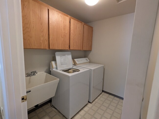 Building Photo - 61862 Avonlea Cir