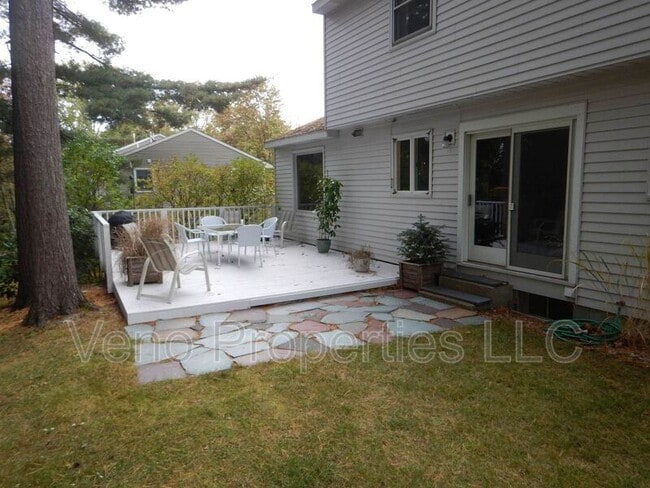 Building Photo - 15 Rivercrest Dr