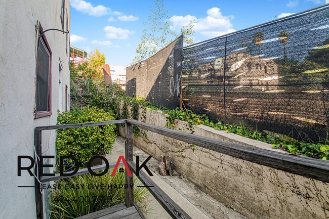 Building Photo - 836 Sanborn Ave