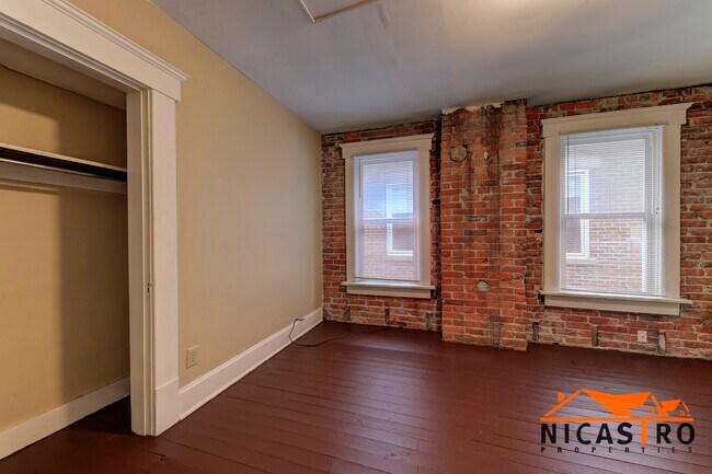 Building Photo - 138 E 11th Ave