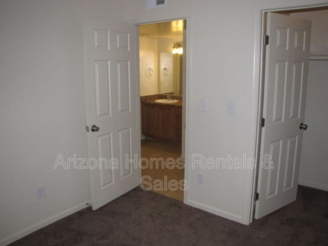 Building Photo - 623 S Kacee Ave