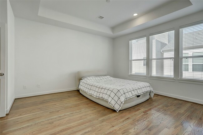 Building Photo - 954 W 18th St