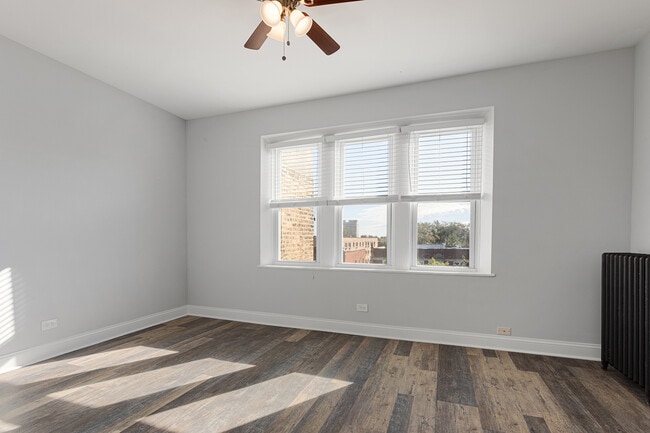 Building Photo - 1608 W Sherwin Ave