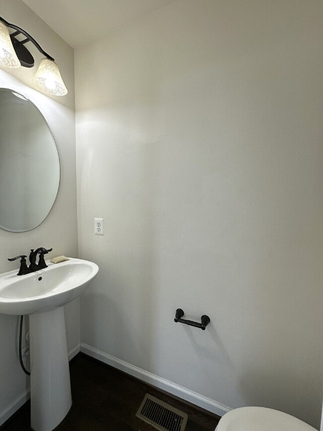 Building Photo - LEASE PENDING! Three-Floor End Unit Townho...