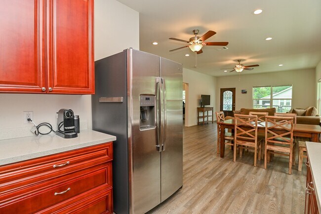 Building Photo - 1110 Louise St