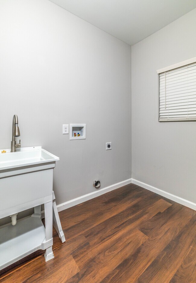 Building Photo - 619 Midlake Dr NE