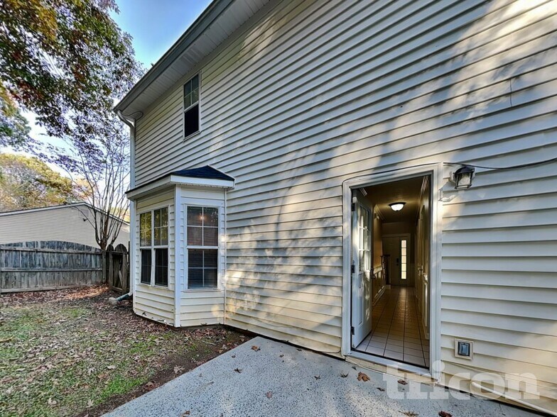 Building Photo - 5625 Longbow Dr