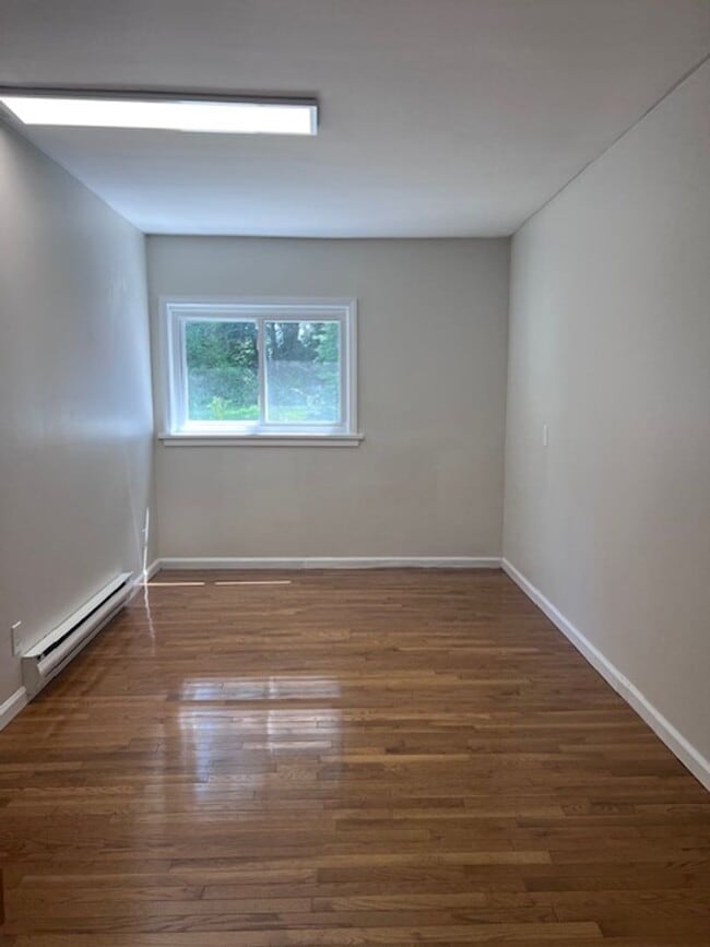 Building Photo - Large 4 bedroom, 2 1/2 bath home for rent in Ravena, NY on Rt 9W