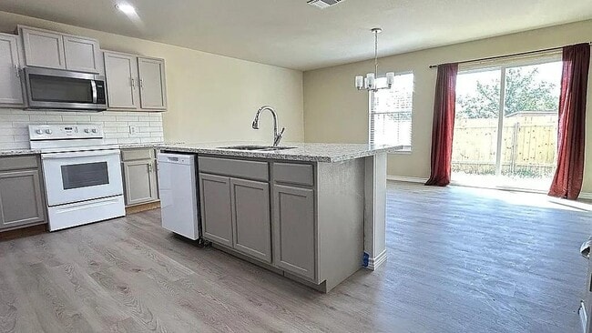 Building Photo - 5211 Viewpoint Dr