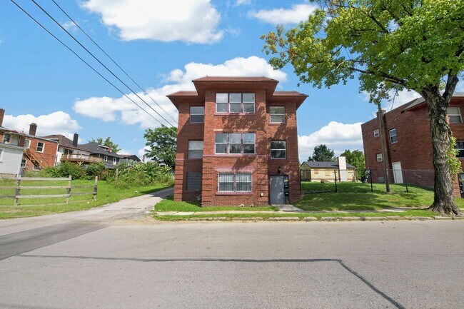 Building Photo - 1104-1106-1106 Oakwood Ave
