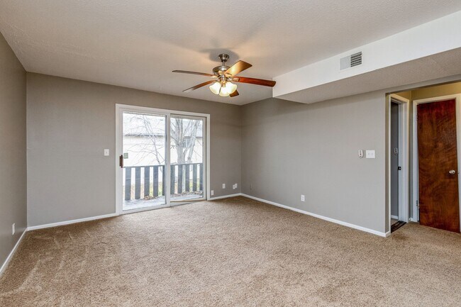 Building Photo - UPDATED CONDO!! 2 Bedroom, 1 Bathroom Condo In Ankeny