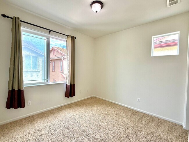 Building Photo - $4,400 / Beautiful 3BR + Bonus Room / 2.5BA Single-Family Home in Warm Springs, Fremont