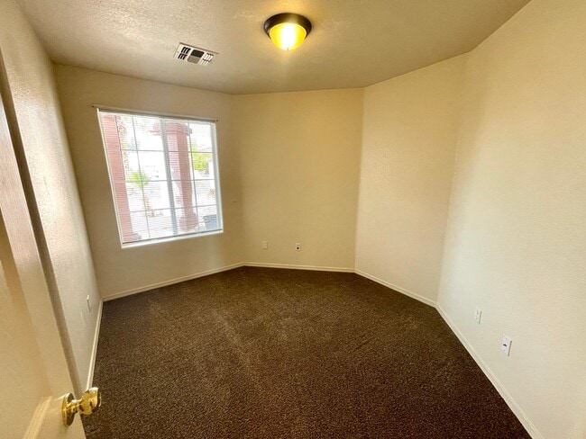 Building Photo - Cute 3 Bedroom Desert Lakes Golf Course Co...