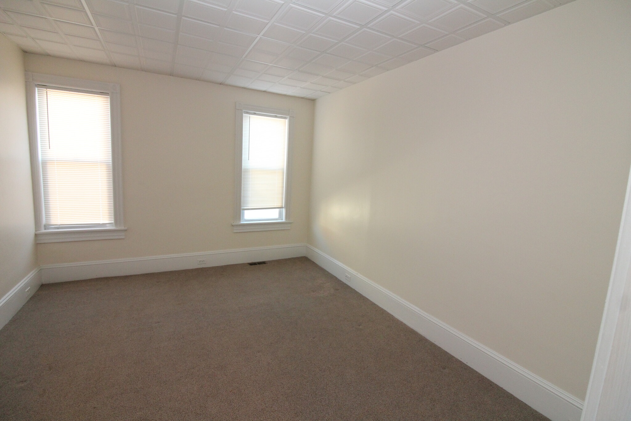 Building Photo - 16 Main St