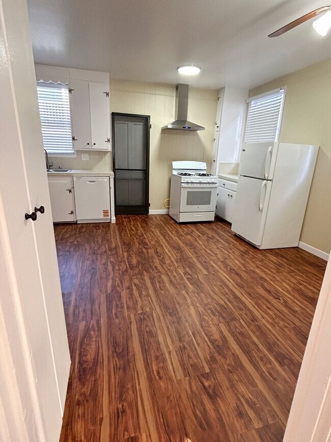 Building Photo - SPACIOUS 2 BD 1 BA W/ ASSIGNED GARAGE & STORAGE | UTILITIES INCLUDED