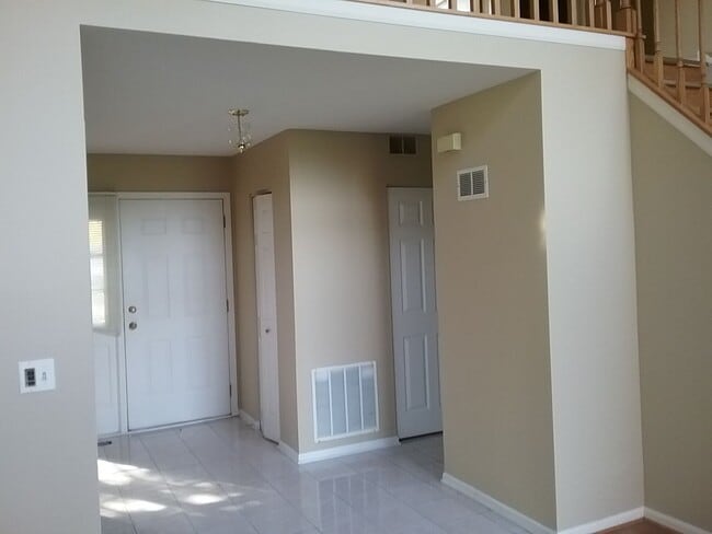 Building Photo - Large 3 Bedroom End Unit Located in the Ke...
