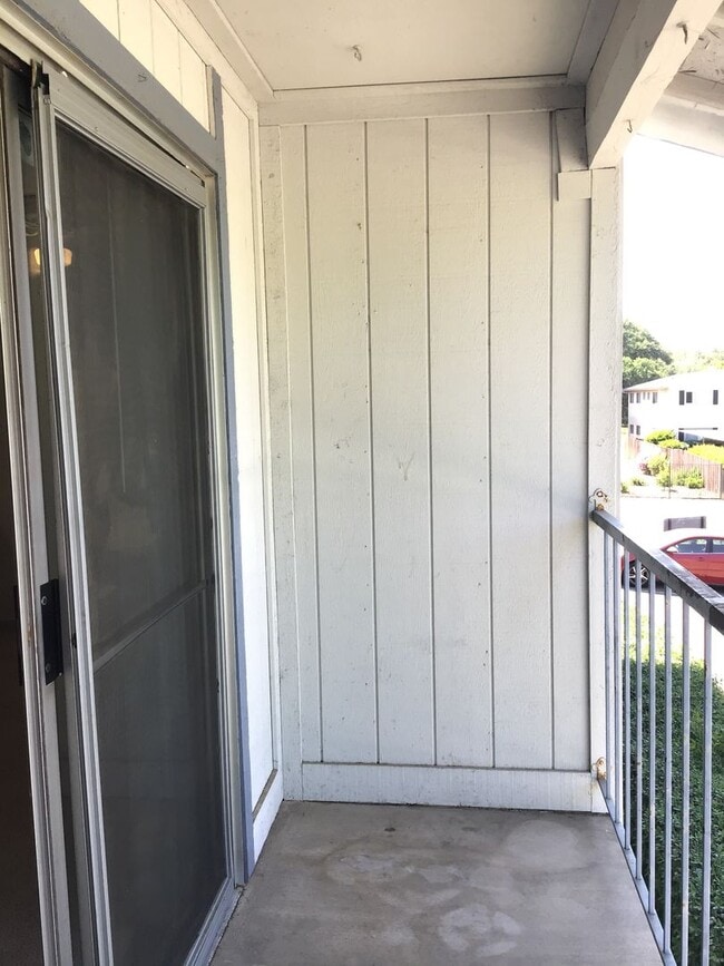 Building Photo - Spacious Orangevale condo that is clean, quite, and private.