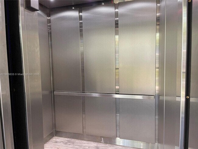 Building Photo - 10815 SW 112th Ave