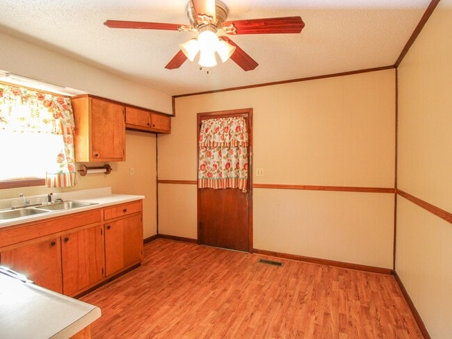 Building Photo - FREE MONTH RENT! Ardmore School District!