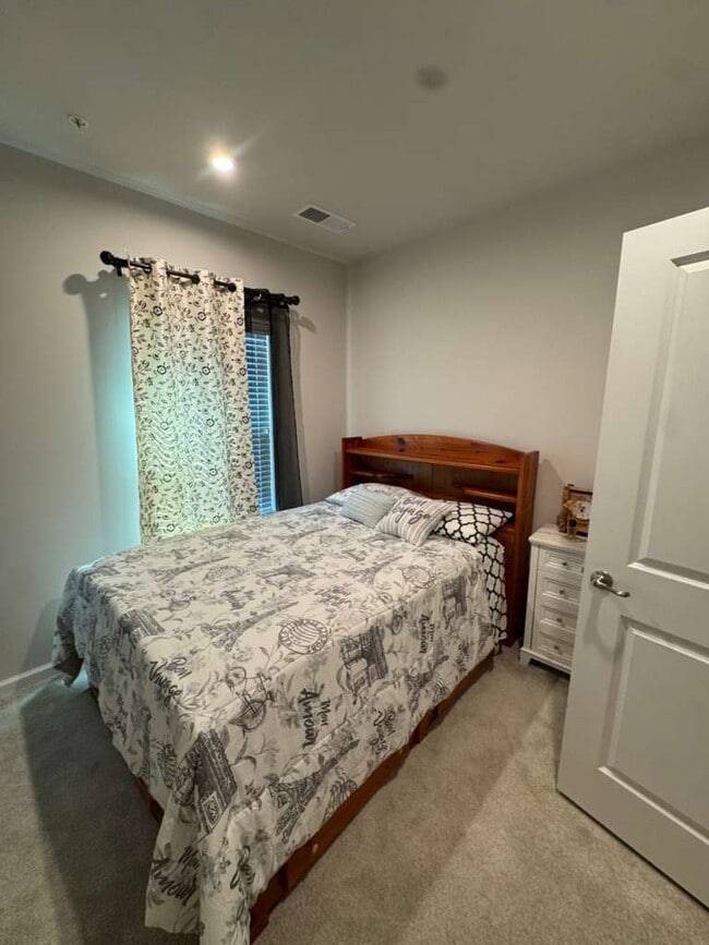 Building Photo - Biground