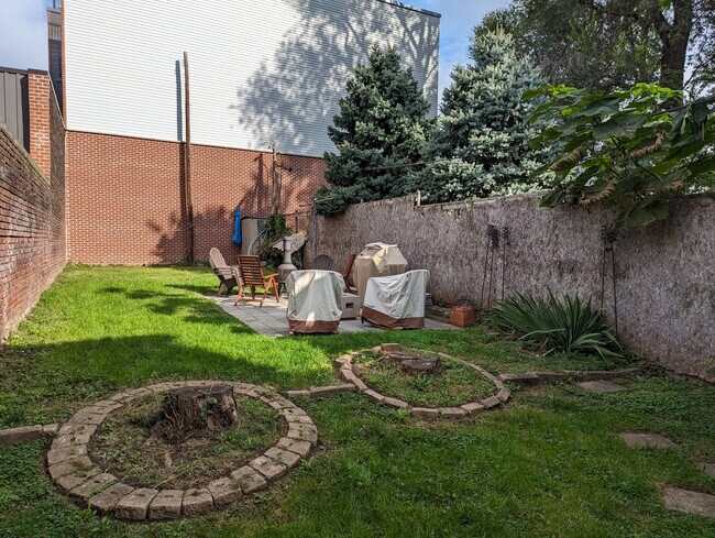 Building Photo - 615 E Thompson St