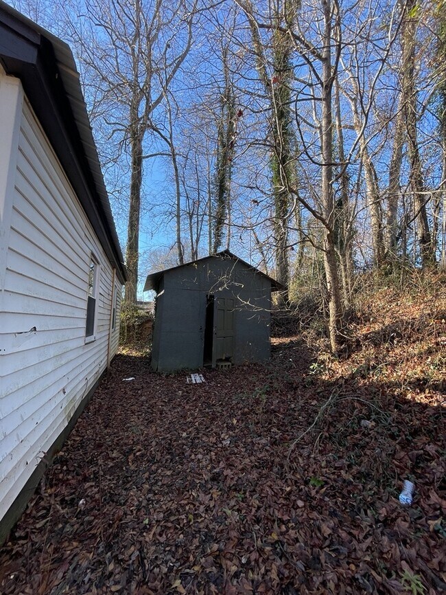 Building Photo - 220 Baker Cir