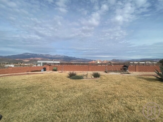 Building Photo - Sunny, spacious home in a prime cul-de-sac location!