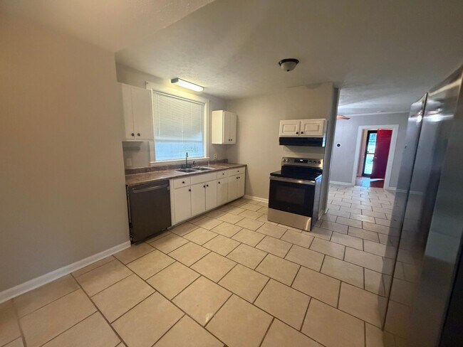 Building Photo - Large home for rent!