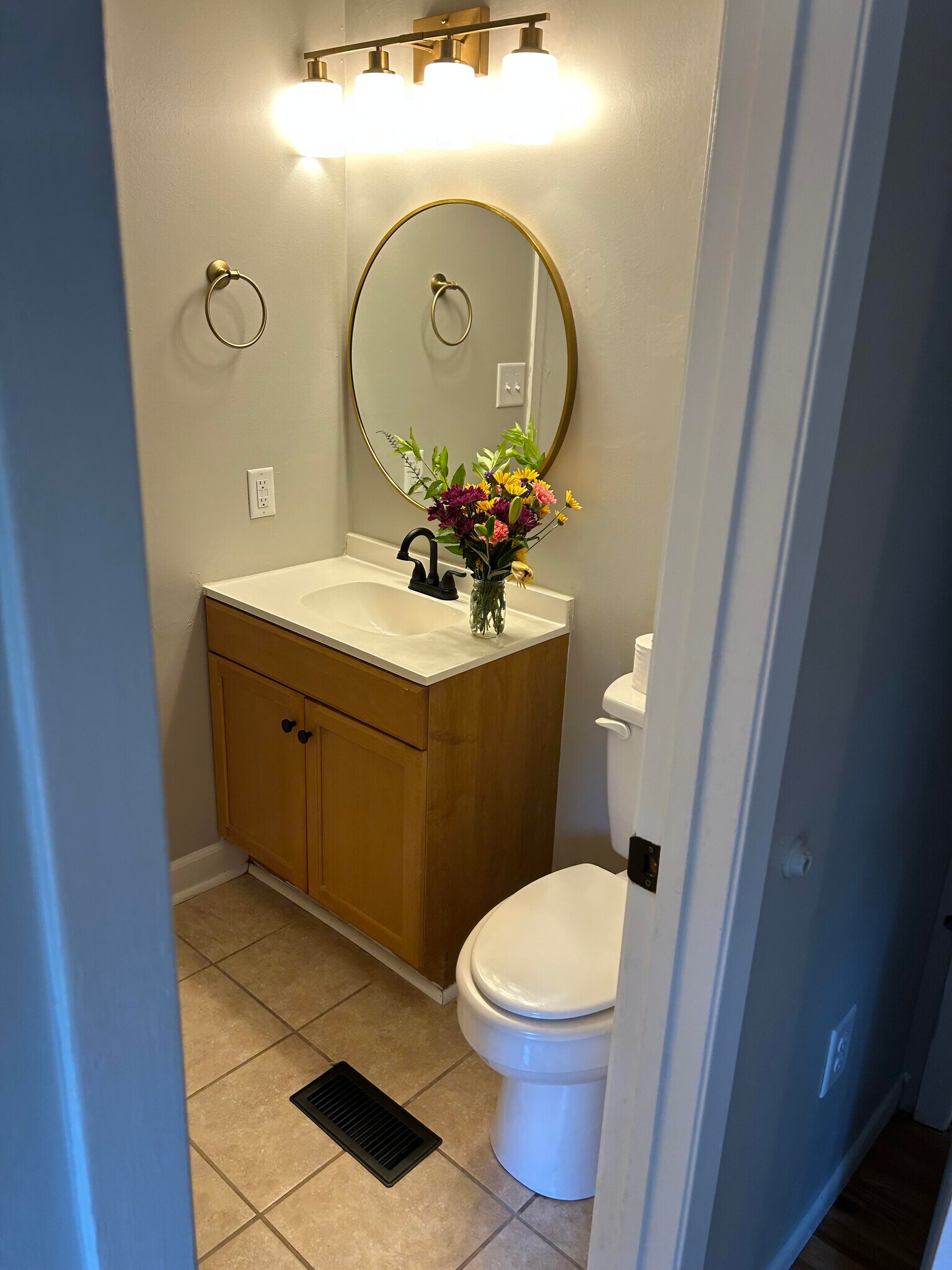 Updated bathroom finishes - 3 Monteray Ct