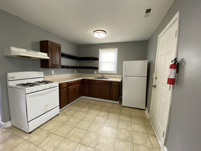 Kitchen - 413 Colonial Ave