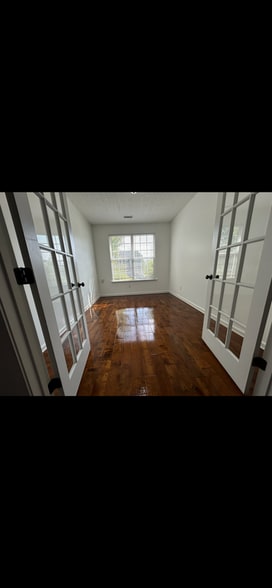 Building Photo - 897 Westlawn Dr