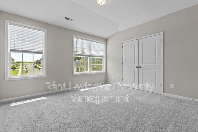 Building Photo - 220 Little Leaf Dr