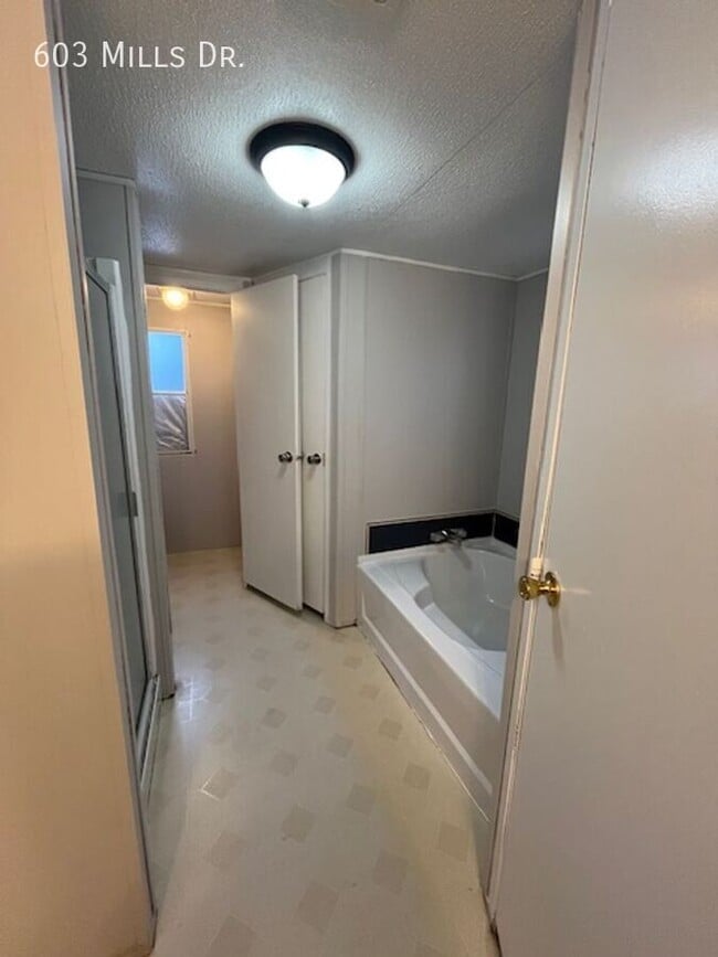 Building Photo - 603 N Mills Dr