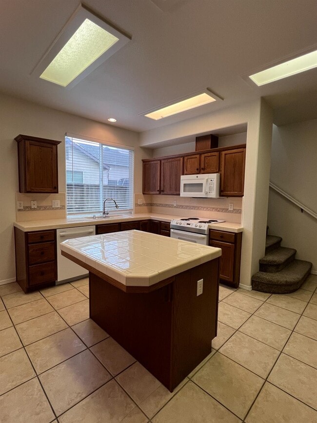 Building Photo - 770 W Brittany Ln