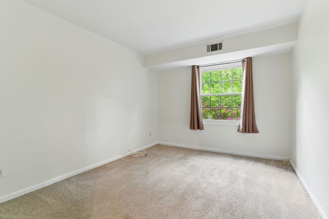 Building Photo - Updated Condo with Community Amenities