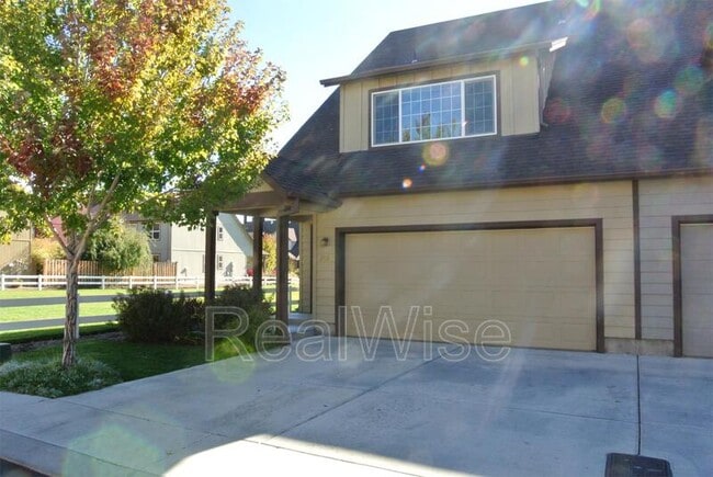 Building Photo - 2885 SW Indian Cir