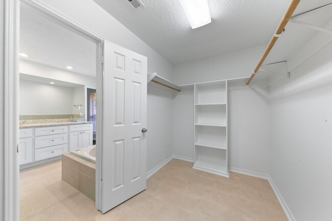 Building Photo - 802 Foxglove Dr