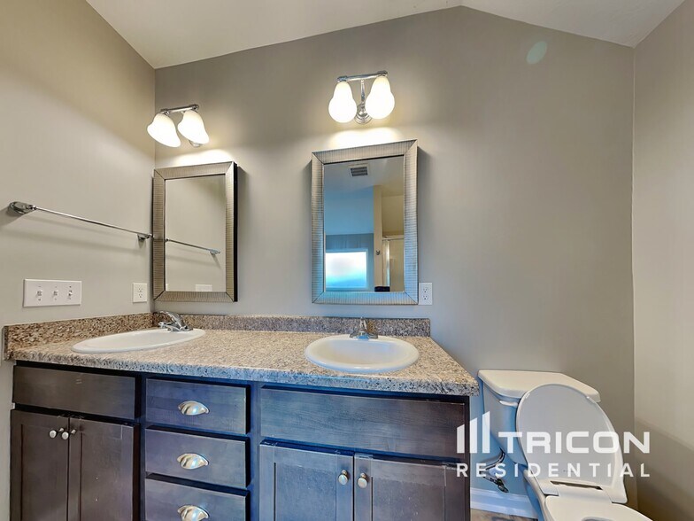 Building Photo - 3250 Alexandria Dr