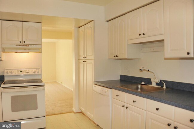Building Photo - 6533 Yadkin Ct