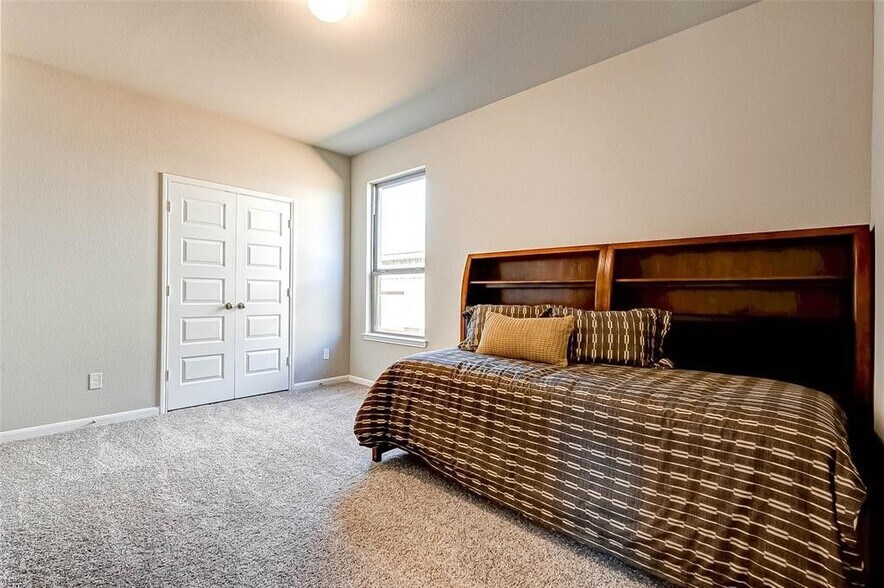 Building Photo - 8527 Golden Field Dr