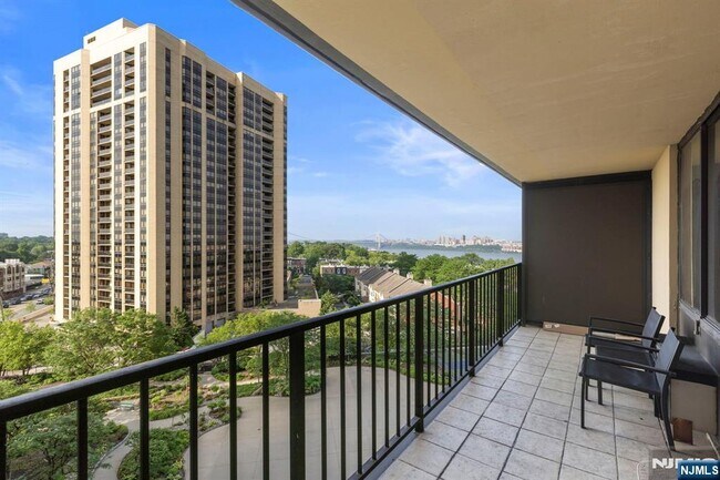 Building Photo - 300 Winston Dr
