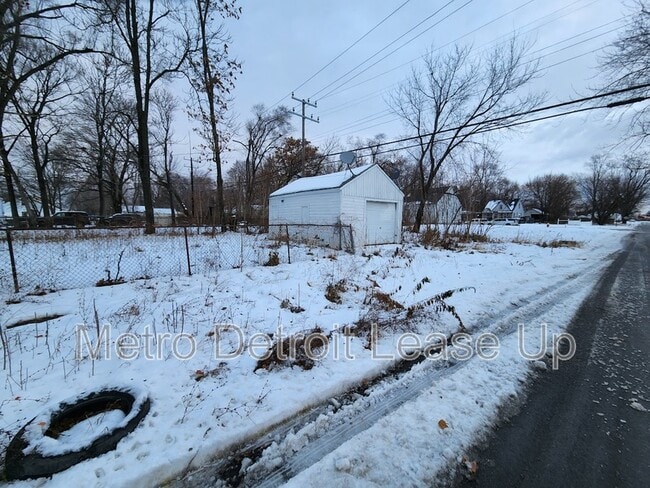 Building Photo - 12000 Plainview Ave