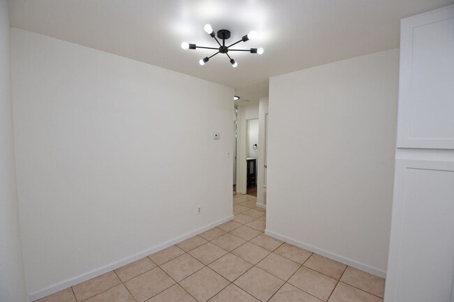Building Photo - 4003-4003 Westporter Dr