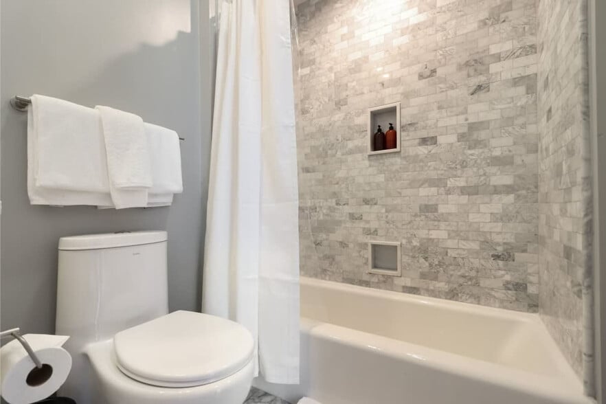 Building Photo - 822 Perdido St