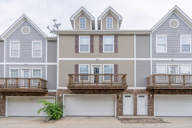 Building Photo - 2 Bedroom 2 Bathroom Town House - End Unit